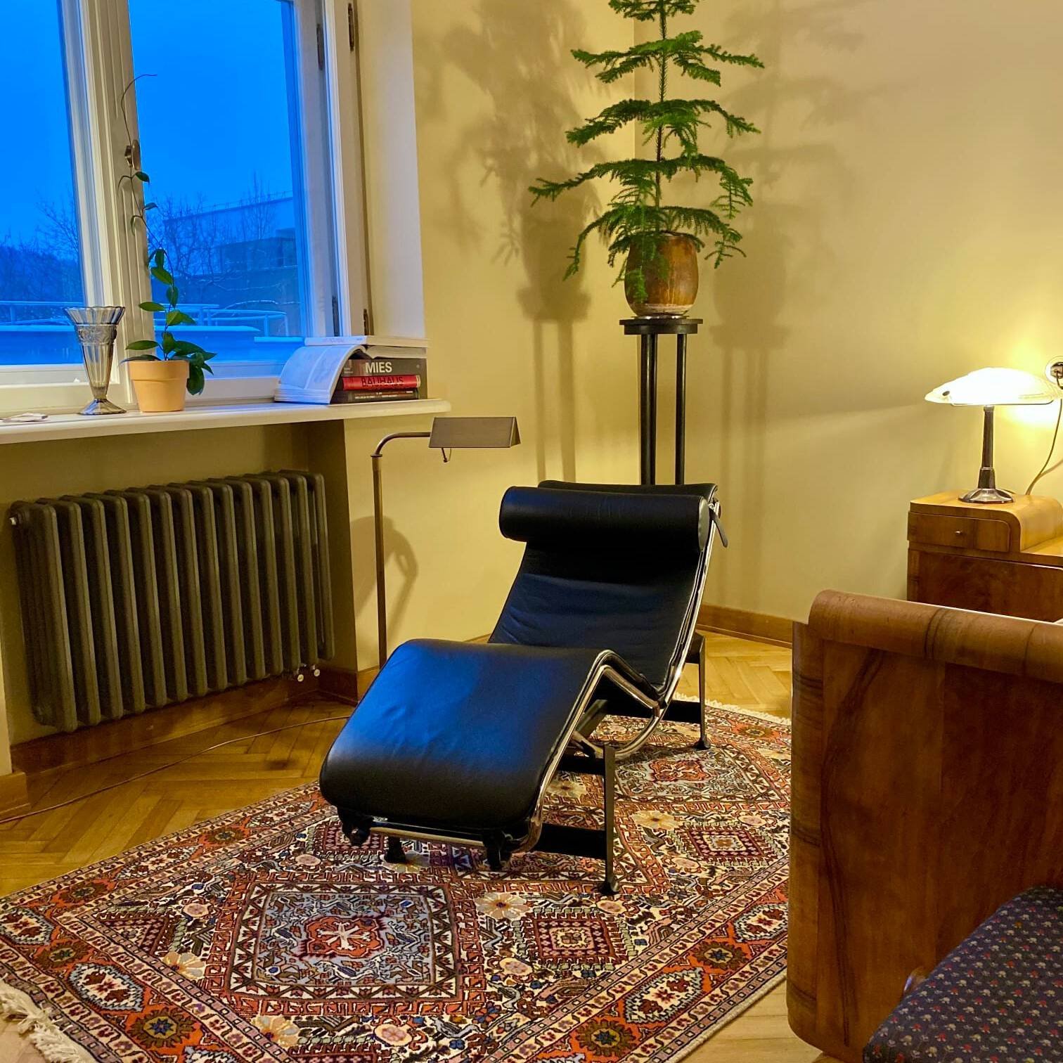 Ardebylio kilimas miegamajame. Art Deco muziejuje Kaune.